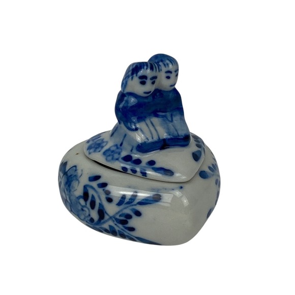 Blue‎ Delft Trinket Box Heart Shaped Couple Figurine Floral Design Ceramic - Picture 1 of 14